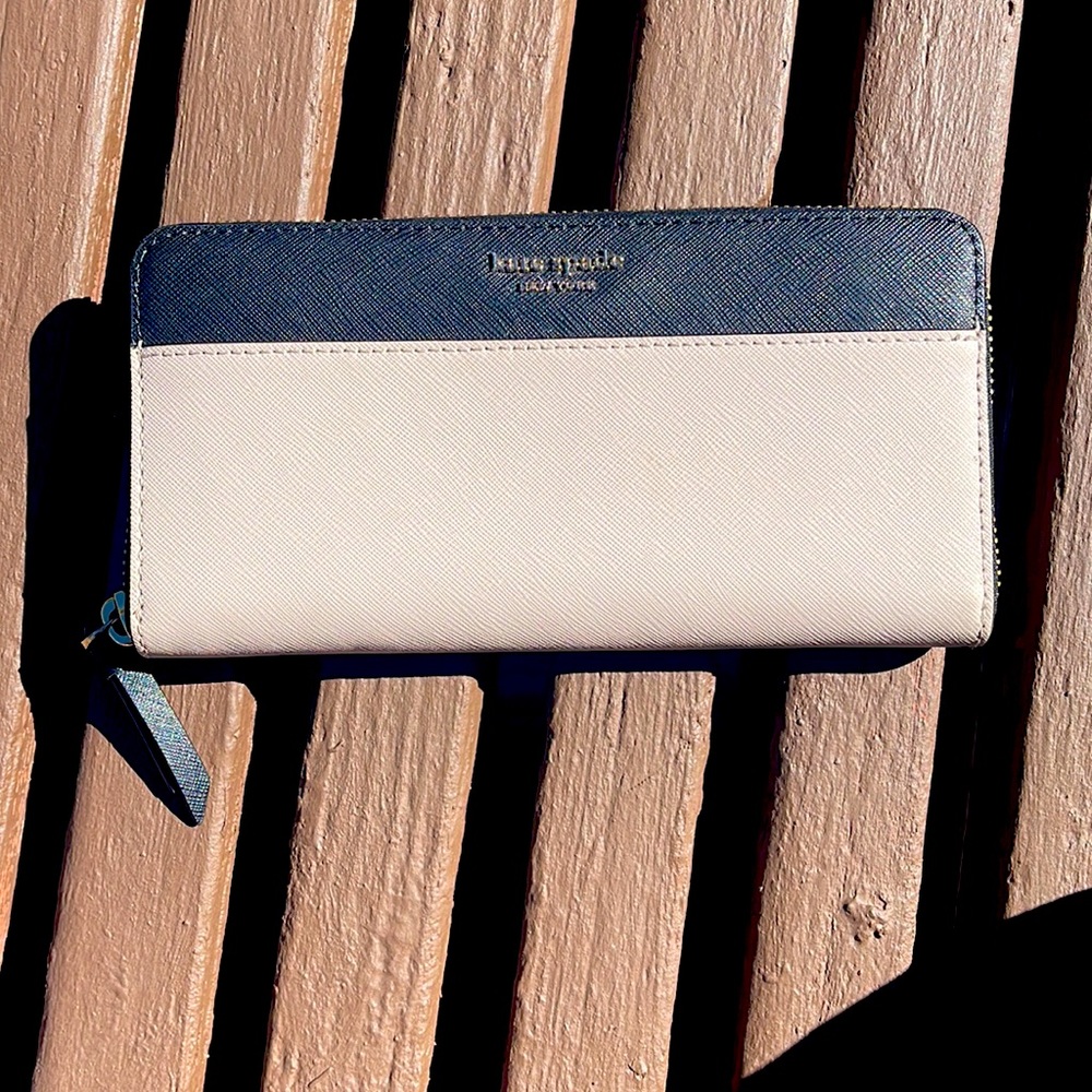 Kate spade wallet perfect condition, like new! Matching bag in other post!